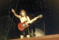 mor-angus-young1.jpg