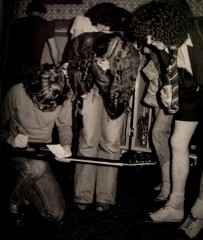 Angus_signing_Tony__s_guitar.jpg