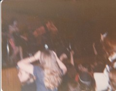 Bon_and_Angus_explode_onto_stage_15_Jan_1977.jpg